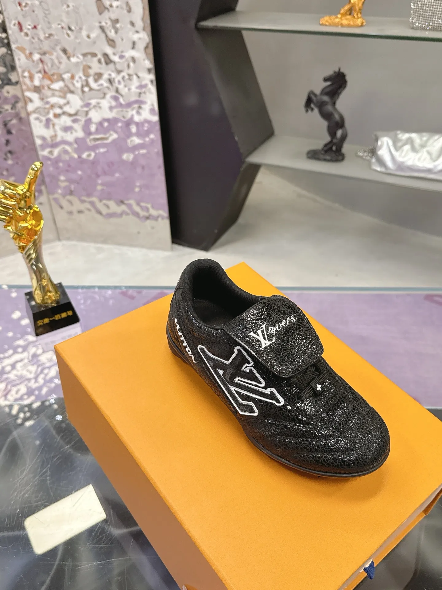 Men's shoes: 720💰 LV Louis Vuitton's latest Foot men's shoes💰print series Couple's football sneakers Original purchase, development and production This Foot men's shoes💰print Soccer sneakers are men's shoes💰pharrell Williams' first sneakers inspired by football shoes. The shoe is inspired by football that spans generations and cultures. The shoe is known for its sleek design, with the dynamic IV Initials logo on the side, the tongue embellished with the Lvers United badge inspired by the football team, and the sole pattern rubber sole decorated with multiple Louis Vuitton logos. Exquisite packaging at the delivery counter🛍📦 ▪️Material: Original imported top-layer cracked cowhide ▪️Inner: Original custom-made soft sheepskin lining ▪️Sole: original molded two-color T men's shoes 💰pU combination sole ▪️Sole thickness: 3.5CM ▪️Size: women's 35-41 / men's 39-45